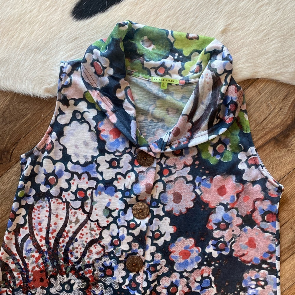 Trisha Tyler short sleeve top with a vibrant floral pattern - Picture 4 of 7